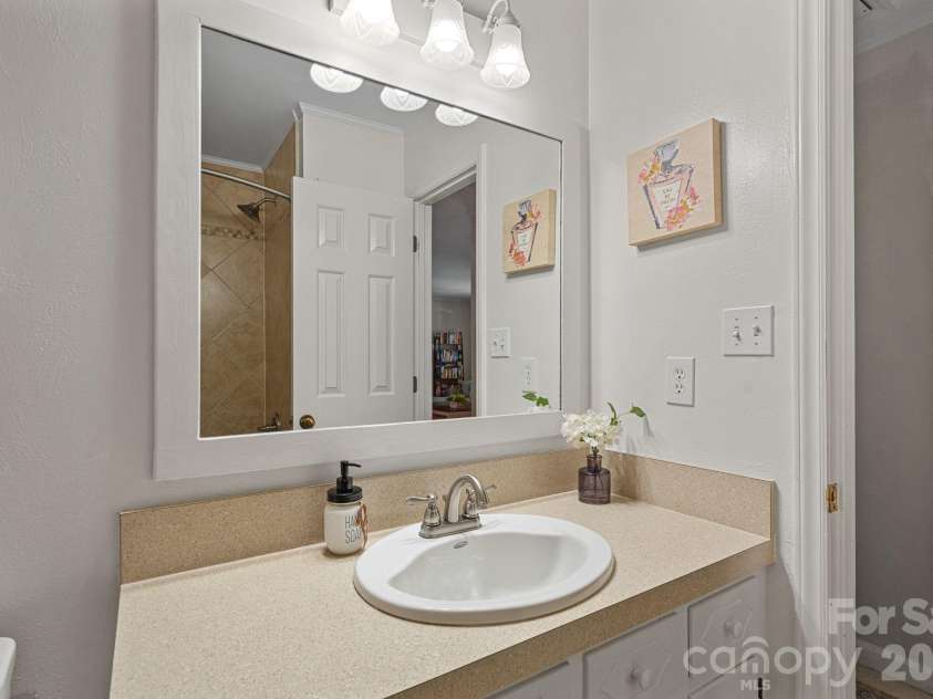 2099 Rock Springs Circle, Denver, NC 28037.  MLS# CAR4389793, YatesRealty ID 31100. Bathroom #1