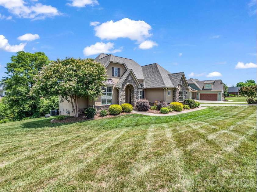 113 Deer Brook Drive, Shelby, NC 28150.  MLS# CAR4394416, YatesRealty ID 31101. 