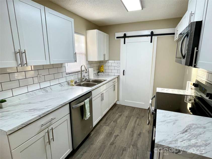 400 Lucy Avenue, Concord, NC 28027.  MLS# CAR4280783, YatesRealty ID 31101. All new cabinetry, backsplash & appliances