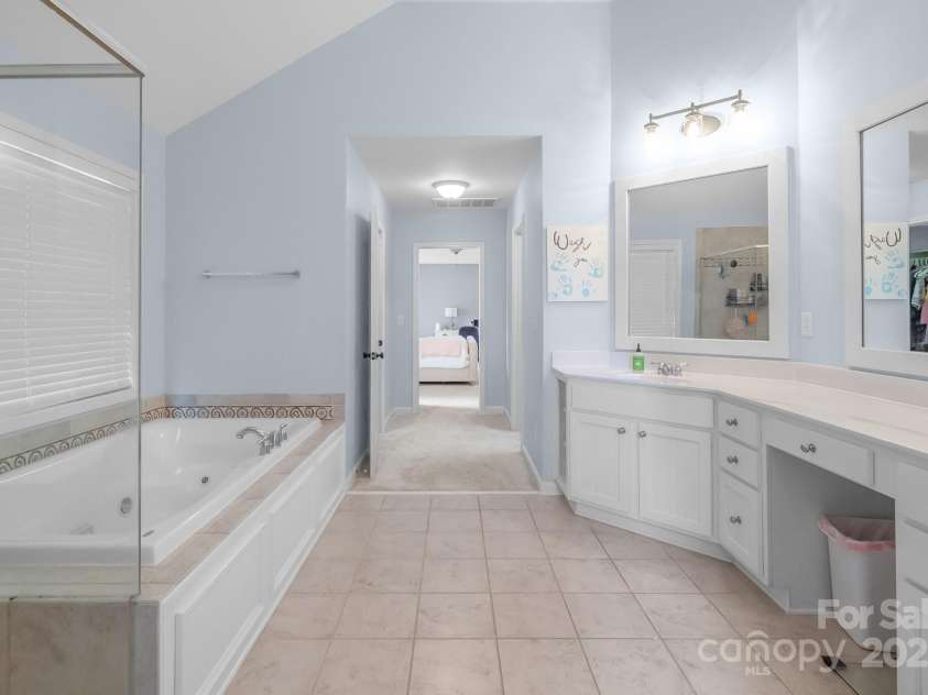 1002 Sudbury Lane, Matthews, NC 28104.  MLS# CAR4285222, YatesRealty ID 31102. Primary bath