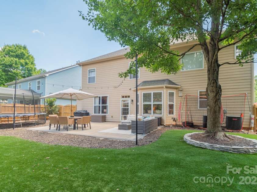 1002 Sudbury Lane, Matthews, NC 28104.  MLS# CAR4285222, YatesRealty ID 31102. Turf grass