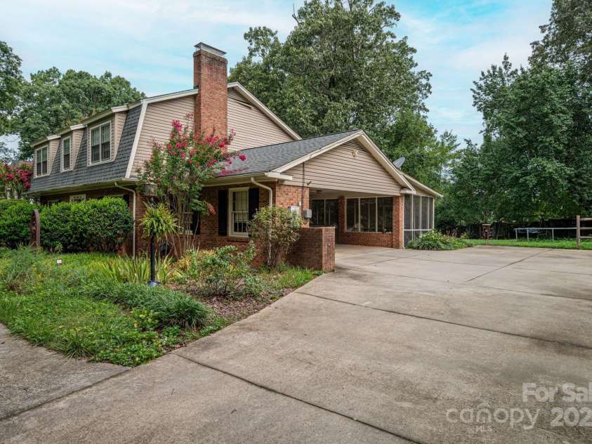 1185 18th Avenue, Hickory, NC 28601.  MLS# CAR4289134, YatesRealty ID 31107. Driveway/Parking/Carport