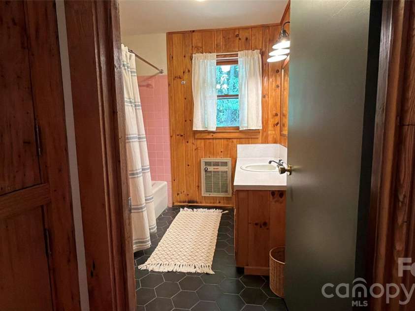 225 High Ridge Road, Little Switzerland, NC 28749.  MLS# CAR4392969, YatesRealty ID 31107. Hall Bath