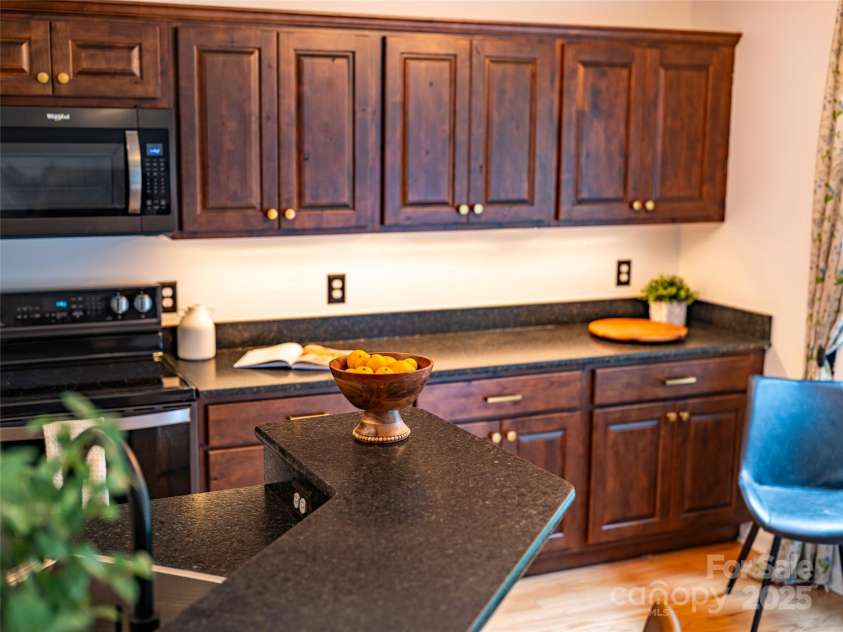 45 Heather Mist Drive, Weaverville, NC 28787.  MLS# CAR4282171, YatesRealty ID 31108. Breakfast bar
