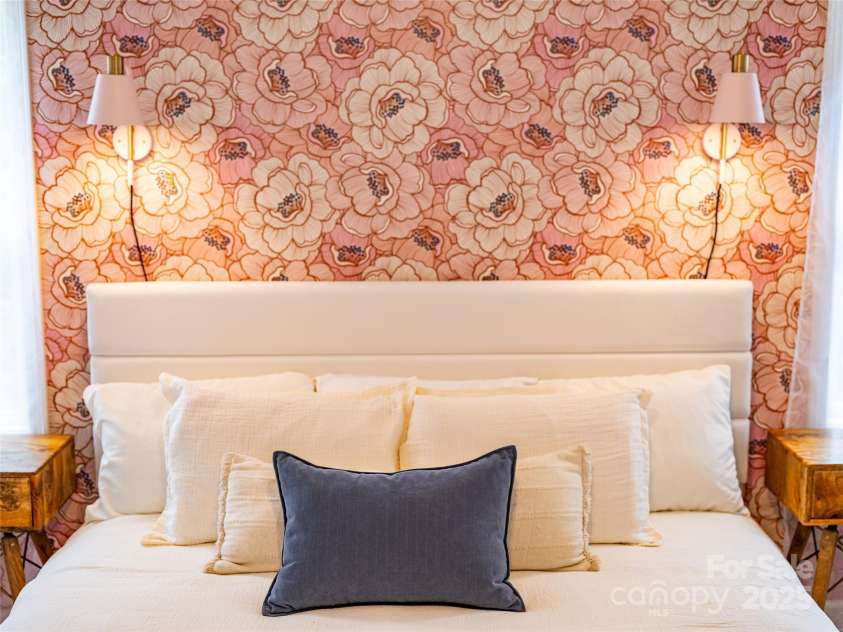 45 Heather Mist Drive, Weaverville, NC 28787.  MLS# CAR4282171, YatesRealty ID 31108. Pretty accent wall with matching lights