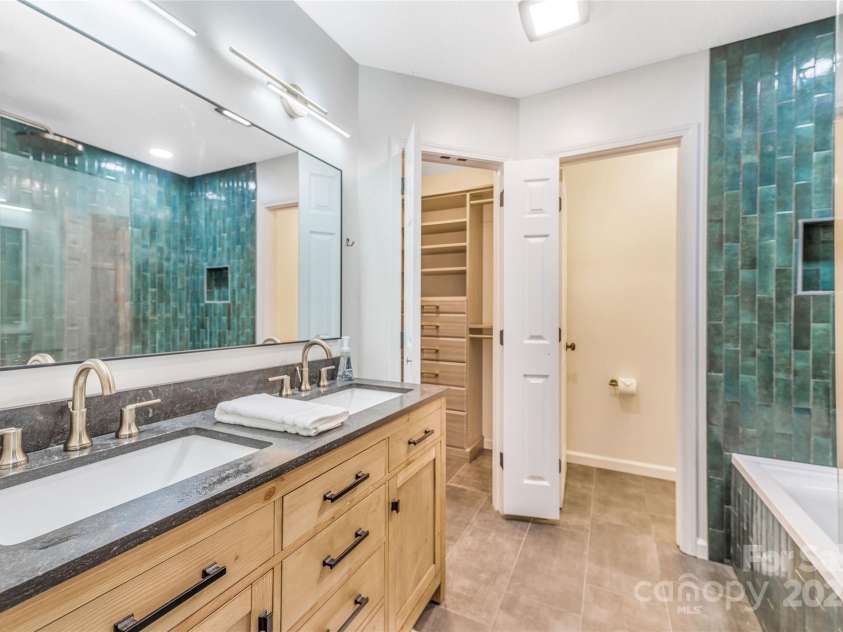 45 Heather Mist Drive, Weaverville, NC 28787.  MLS# CAR4282171, YatesRealty ID 31108. Primary Bathroom, and walk in closet.