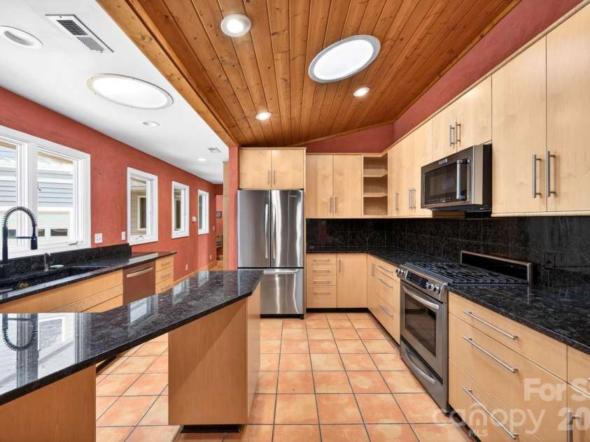 38 Lookout Road, Asheville, NC 28804.  MLS# CAR4387635, YatesRealty ID 31110. 