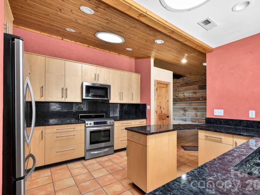 38 Lookout Road, Asheville, NC 28804.  MLS# CAR4387635, YatesRealty ID 31110. 