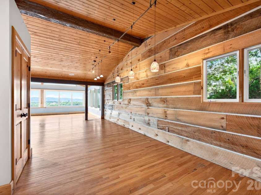 38 Lookout Road, Asheville, NC 28804.  MLS# CAR4387635, YatesRealty ID 31110. 