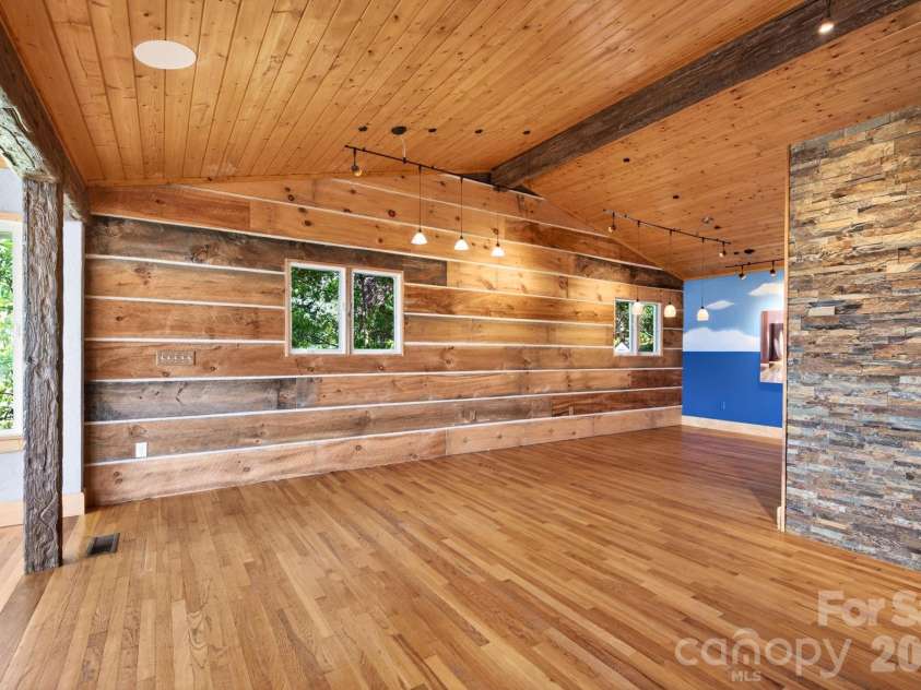 38 Lookout Road, Asheville, NC 28804.  MLS# CAR4387635, YatesRealty ID 31110. 