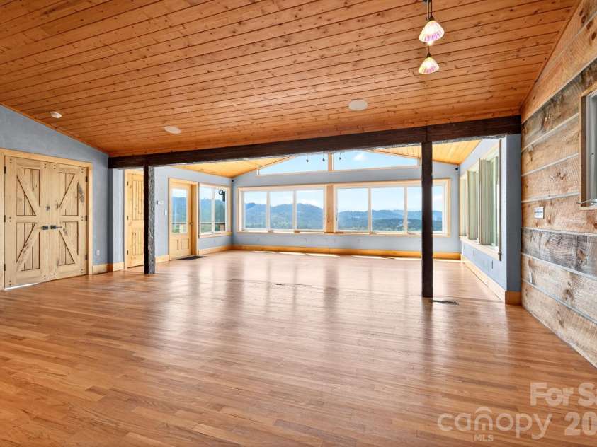 38 Lookout Road, Asheville, NC 28804.  MLS# CAR4387635, YatesRealty ID 31110. 