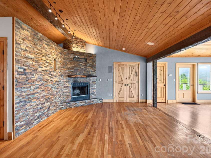 38 Lookout Road, Asheville, NC 28804.  MLS# CAR4387635, YatesRealty ID 31110. 