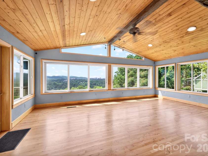 38 Lookout Road, Asheville, NC 28804.  MLS# CAR4387635, YatesRealty ID 31110. 