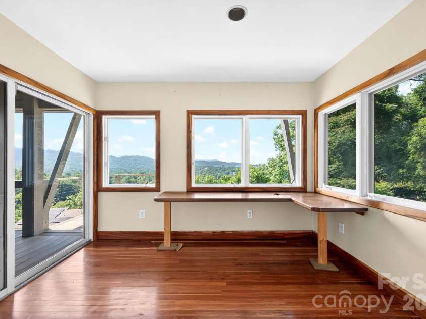 38 Lookout Road, Asheville, NC 28804.  MLS# CAR4387635, YatesRealty ID 31110. 