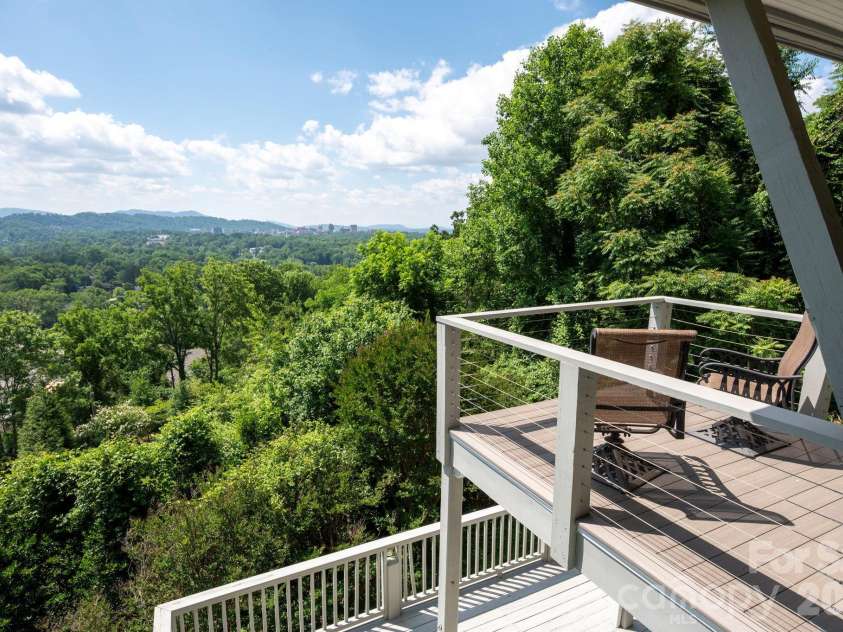 38 Lookout Road, Asheville, NC 28804.  MLS# CAR4387635, YatesRealty ID 31110. 