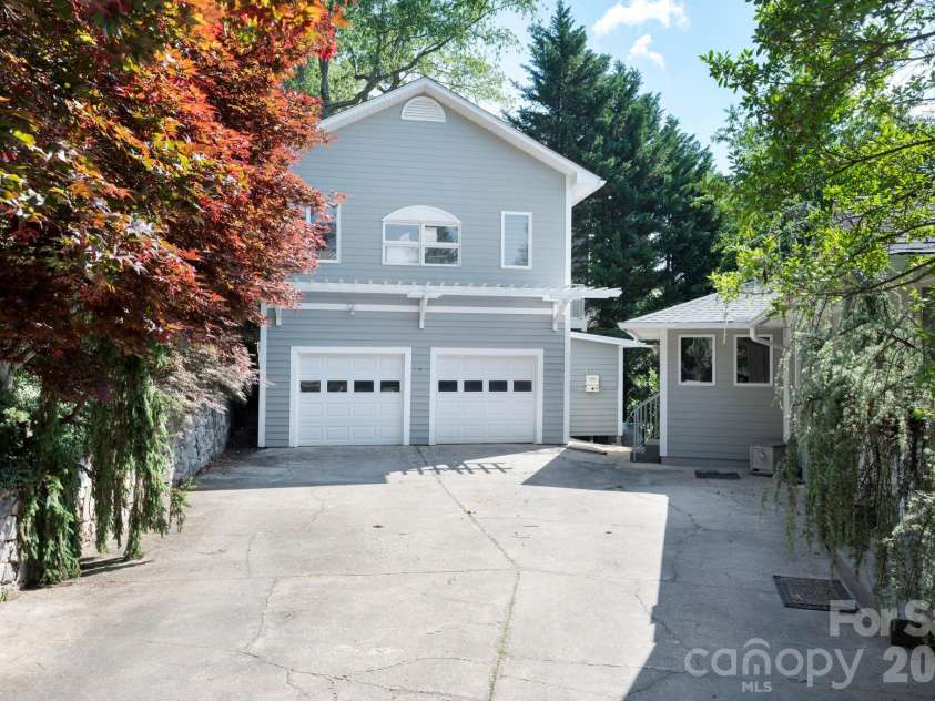 38 Lookout Road, Asheville, NC 28804.  MLS# CAR4387635, YatesRealty ID 31110. 