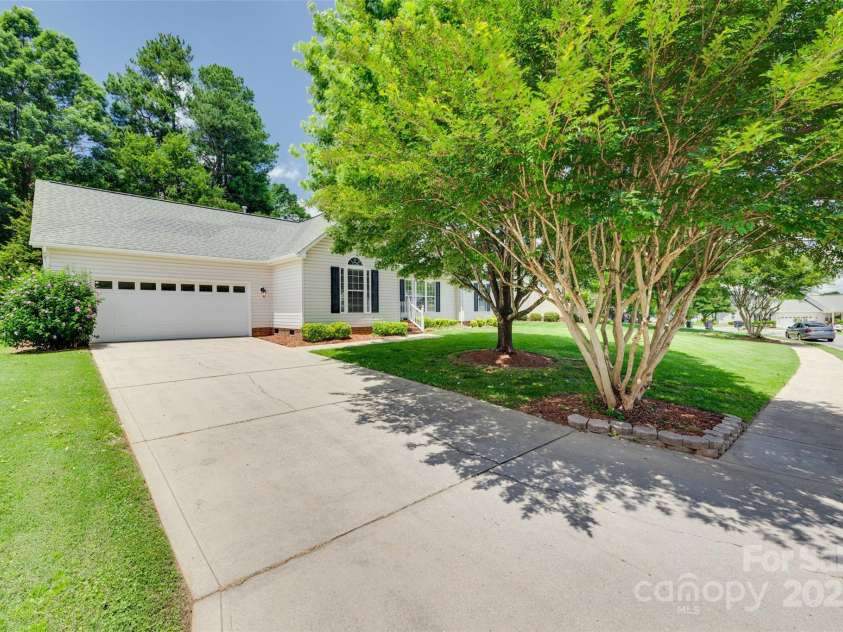 605 Summey Farm Drive, Dallas, NC 28034.  MLS# CAR4249509, YatesRealty ID 31112. 
