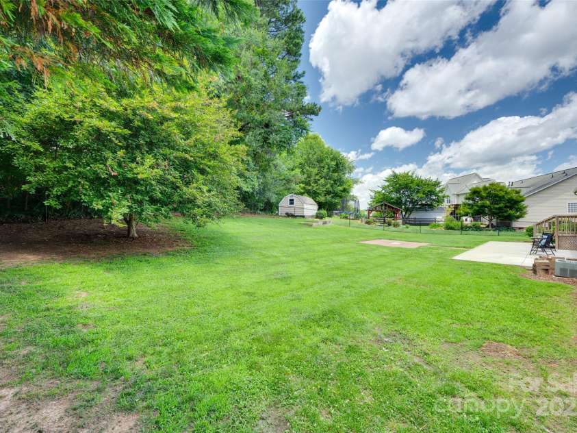 605 Summey Farm Drive, Dallas, NC 28034.  MLS# CAR4249509, YatesRealty ID 31112. 