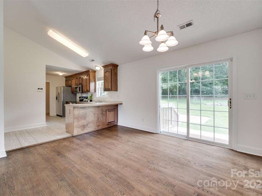 605 Summey Farm Drive, Dallas, NC 28034.  MLS# CAR4249509, YatesRealty ID 31112. Breakfast Bar w/ Flow into Kitchen