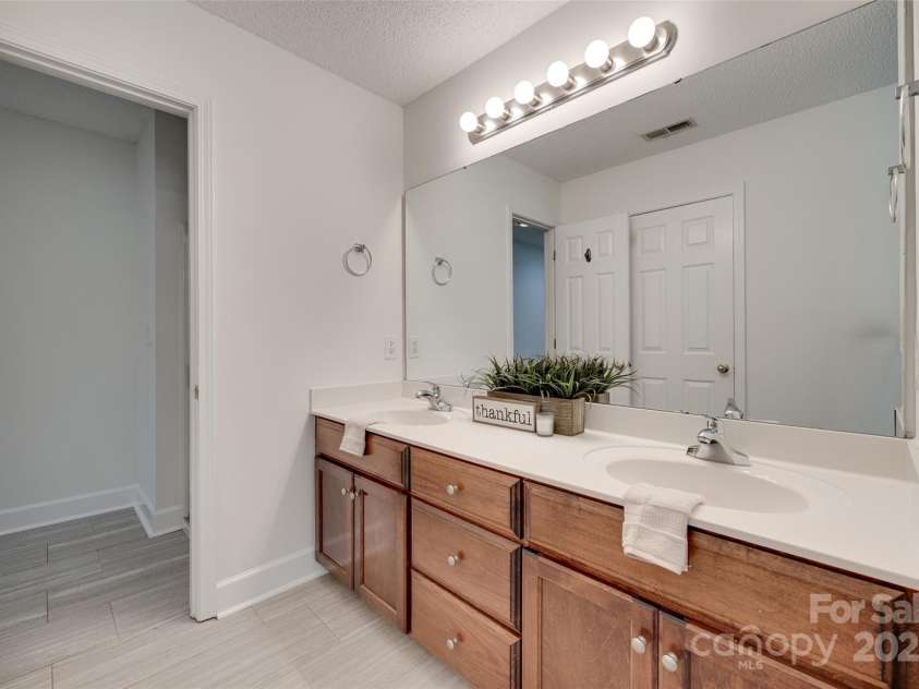 605 Summey Farm Drive, Dallas, NC 28034.  MLS# CAR4249509, YatesRealty ID 31112. Dual Sinks in Primary Bathroom