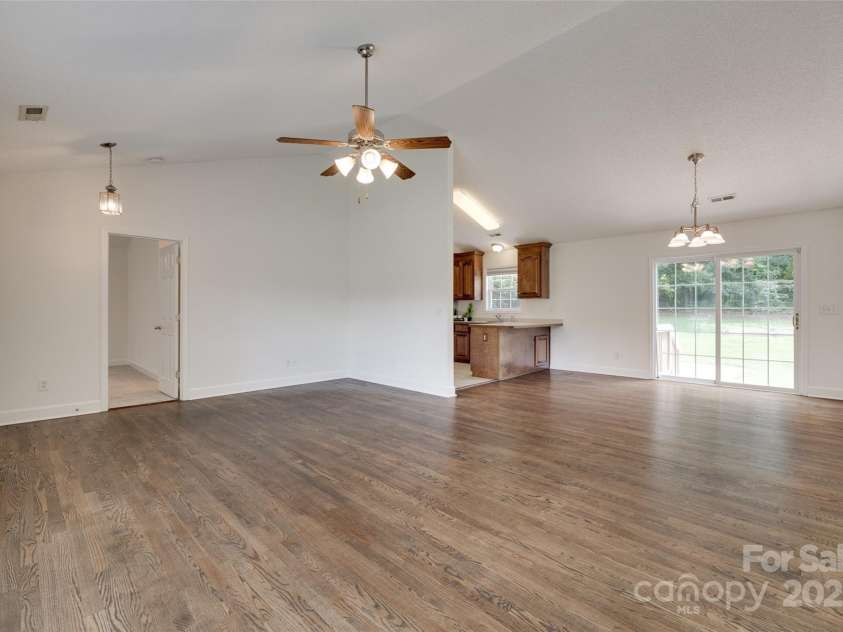 605 Summey Farm Drive, Dallas, NC 28034.  MLS# CAR4249509, YatesRealty ID 31112. Freshly Painted Interior