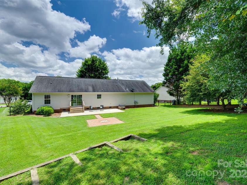 605 Summey Farm Drive, Dallas, NC 28034.  MLS# CAR4249509, YatesRealty ID 31112. Fully Fenced Backyard!