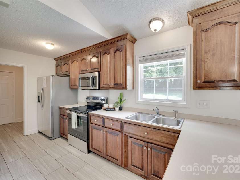 605 Summey Farm Drive, Dallas, NC 28034.  MLS# CAR4249509, YatesRealty ID 31112. Refrigerator Conveys!