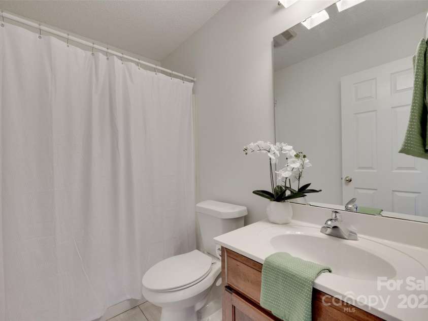 605 Summey Farm Drive, Dallas, NC 28034.  MLS# CAR4249509, YatesRealty ID 31112. Second Full Bathroom
