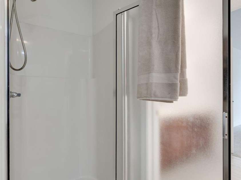 605 Summey Farm Drive, Dallas, NC 28034.  MLS# CAR4249509, YatesRealty ID 31112. Separate Shower