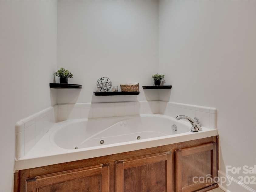 605 Summey Farm Drive, Dallas, NC 28034.  MLS# CAR4249509, YatesRealty ID 31112. Soaking Tub in Primary Bath!