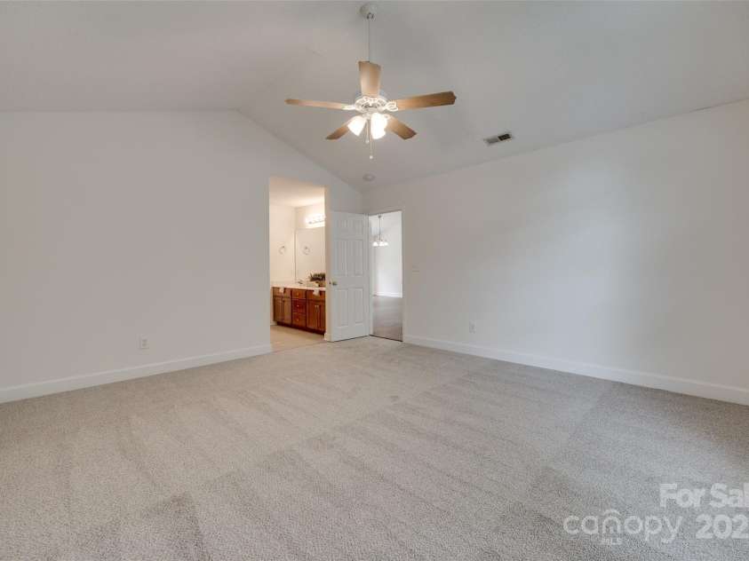 605 Summey Farm Drive, Dallas, NC 28034.  MLS# CAR4249509, YatesRealty ID 31112. Vaulted Ceiling in Primary!