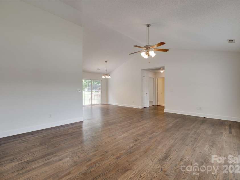 605 Summey Farm Drive, Dallas, NC 28034.  MLS# CAR4249509, YatesRealty ID 31112. Vaulted Living Room Ceilings