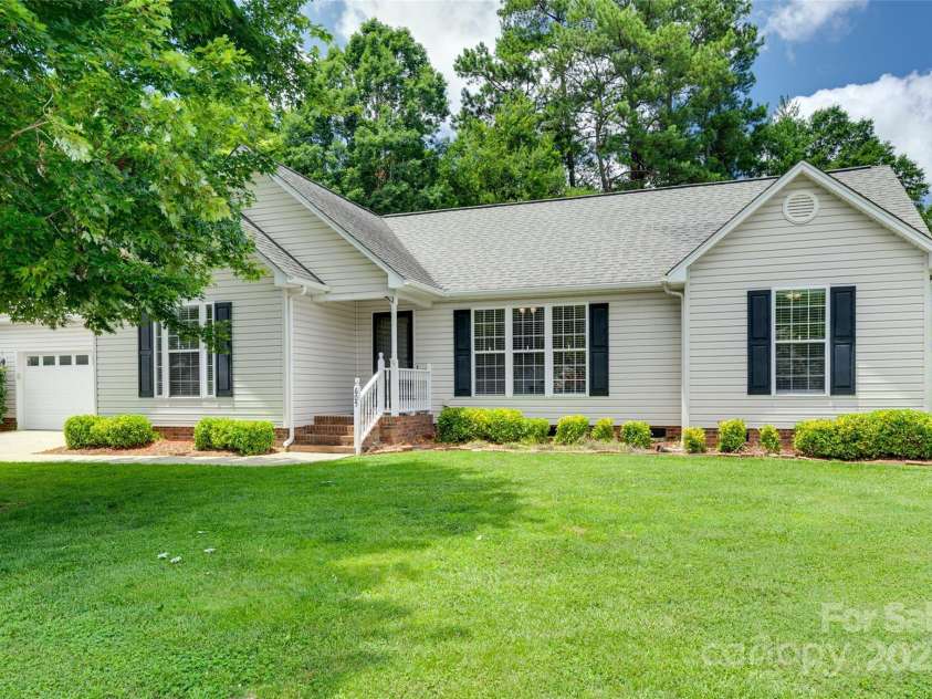 605 Summey Farm Drive, Dallas, NC 28034.  MLS# CAR4249509, YatesRealty ID 31112. Welcome Home to 605 Summey Farm Dr!