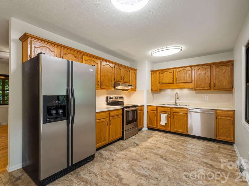 10 Botany View Court, Asheville, NC 28805.  MLS# CAR4394673, YatesRealty ID 31113. 
