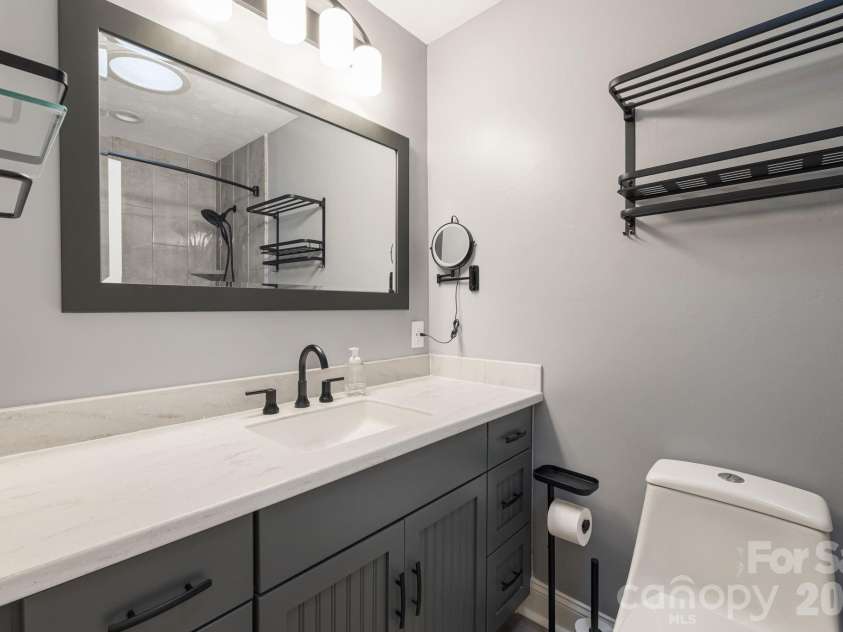 10 Botany View Court, Asheville, NC 28805.  MLS# CAR4394673, YatesRealty ID 31113. Hall Bath.