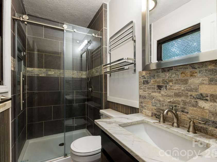 10 Botany View Court, Asheville, NC 28805.  MLS# CAR4394673, YatesRealty ID 31113. Primary Bath.