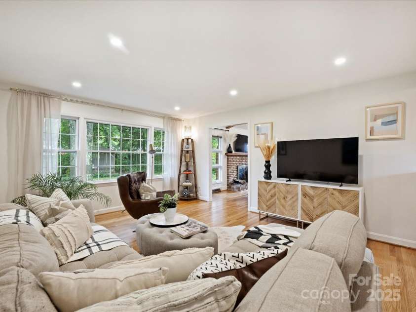 1620 Tamworth Drive, Charlotte, NC 28210.  MLS# CAR4290084, YatesRealty ID 31113. 