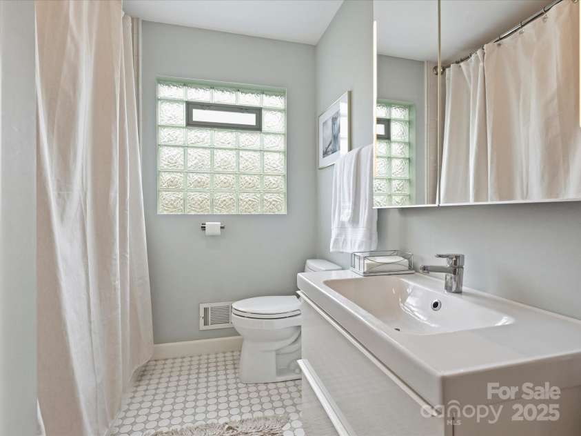 1620 Tamworth Drive, Charlotte, NC 28210.  MLS# CAR4290084, YatesRealty ID 31113. 