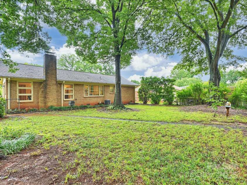 1620 Tamworth Drive, Charlotte, NC 28210.  MLS# CAR4290084, YatesRealty ID 31113. 