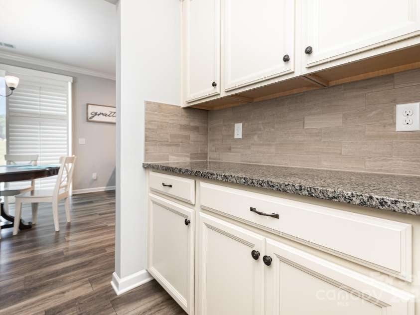 7414 Meridale Forest Drive, Charlotte, NC 28269.  MLS# CAR4264333, YatesRealty ID 31114. Butler's Pantry opens to dining Room