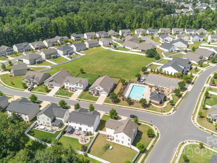 7414 Meridale Forest Drive, Charlotte, NC 28269.  MLS# CAR4264333, YatesRealty ID 31114. Close to community pool and amenties