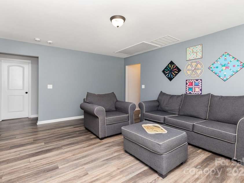 7414 Meridale Forest Drive, Charlotte, NC 28269.  MLS# CAR4264333, YatesRealty ID 31114. Large Bonus/Loft Area