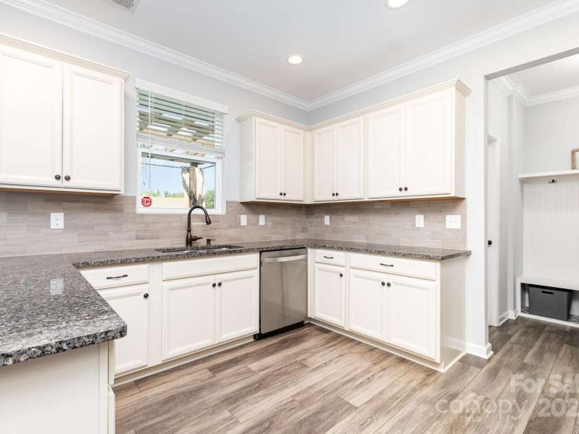 7414 Meridale Forest Drive, Charlotte, NC 28269.  MLS# CAR4264333, YatesRealty ID 31114. Large Kitchen with Eat-at Breakfast bar
