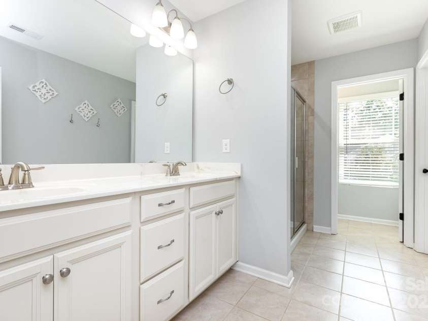 7414 Meridale Forest Drive, Charlotte, NC 28269.  MLS# CAR4264333, YatesRealty ID 31114. Primary Suite with Double Sinks