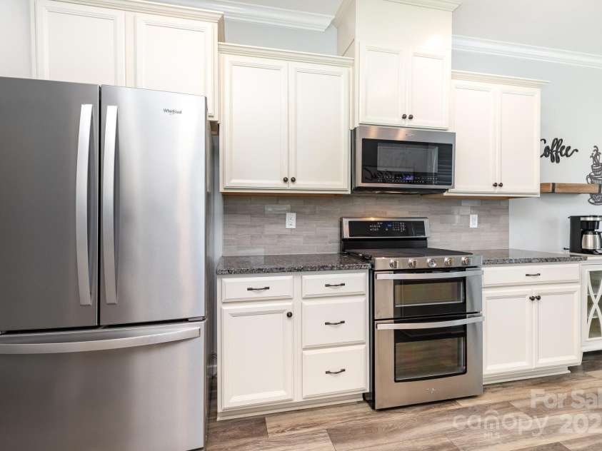 7414 Meridale Forest Drive, Charlotte, NC 28269.  MLS# CAR4264333, YatesRealty ID 31114. Stainless Appliances with Double Gas Oven