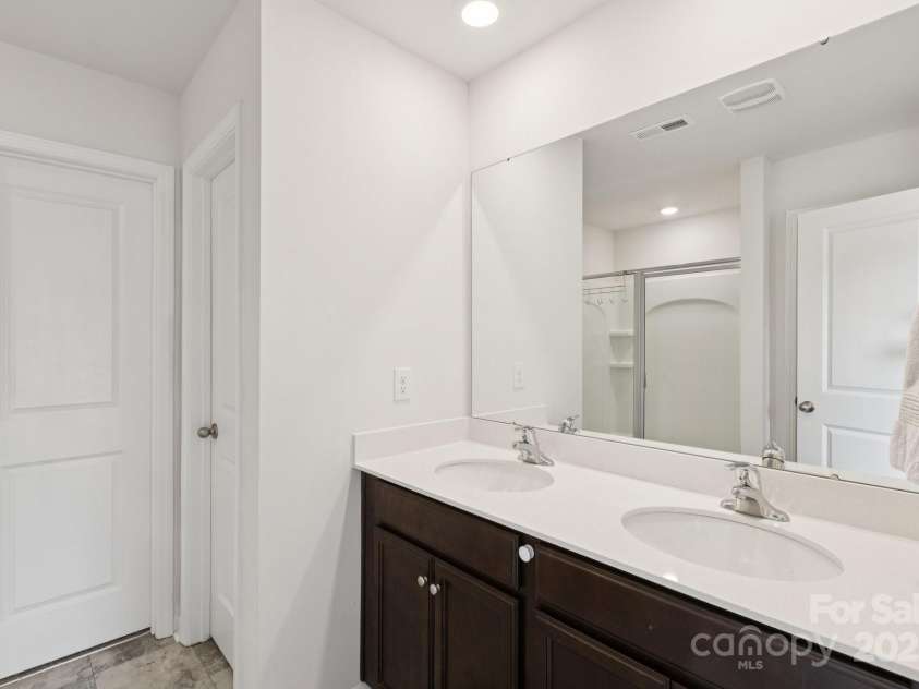 3019 Platinum Pointe Drive, Charlotte, NC 28227.  MLS# CAR4287229, YatesRealty ID 31116. 