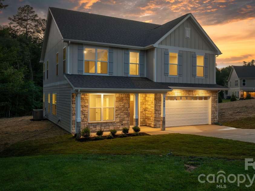 3869 12th Street Court, Hickory, NC 28601.  MLS# CAR4385840, YatesRealty ID 31118. 