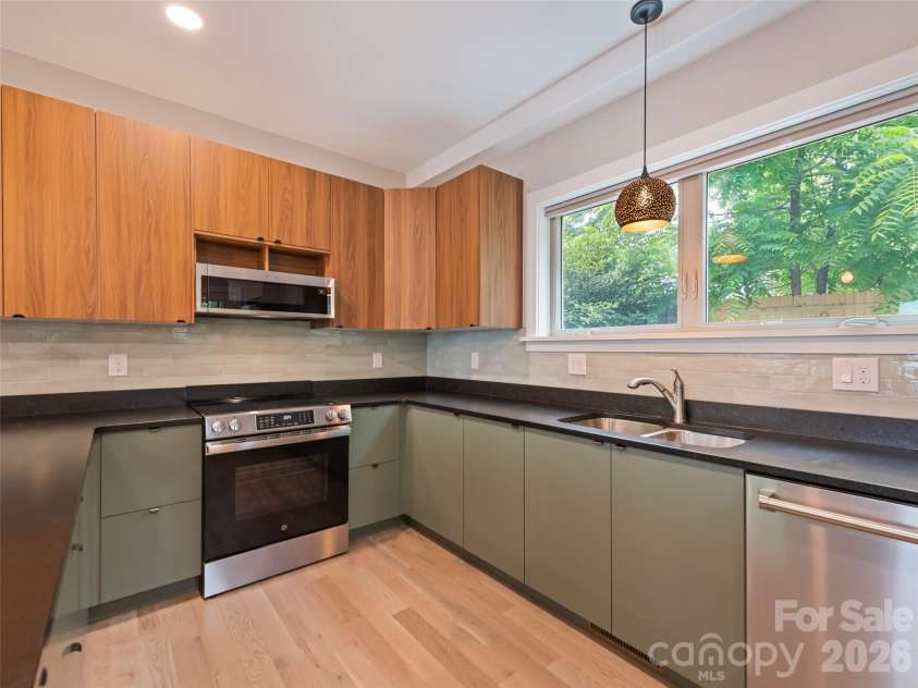10 Pruitt Street, Asheville, NC 28806.  MLS# CAR4388374, YatesRealty ID 31119. 