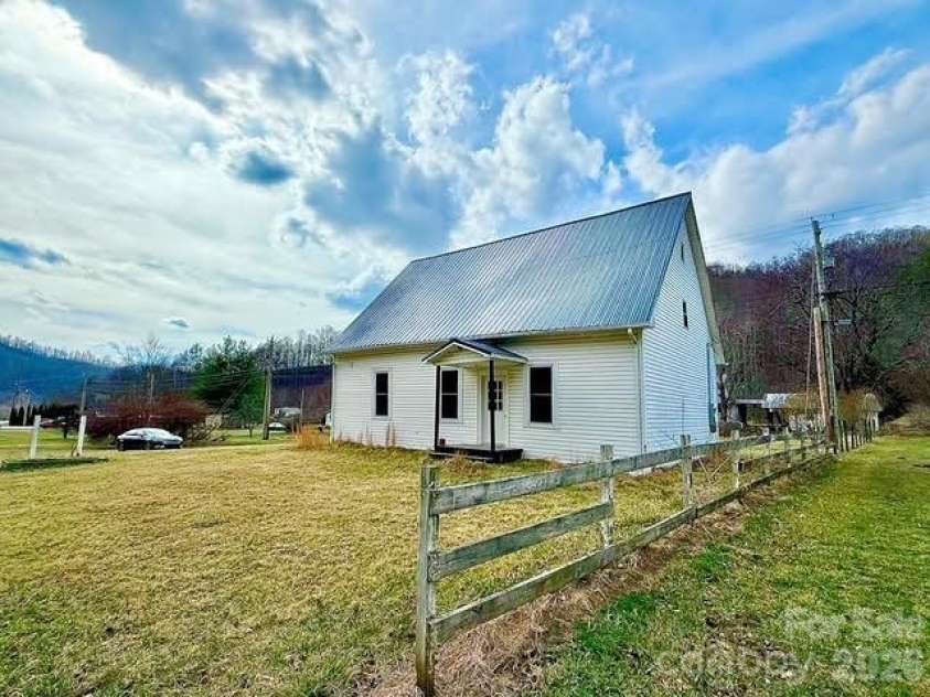 6367 NC 261 Highway, Bakersville, NC 28705.  MLS# CAR4354167, YatesRealty ID 3112. 