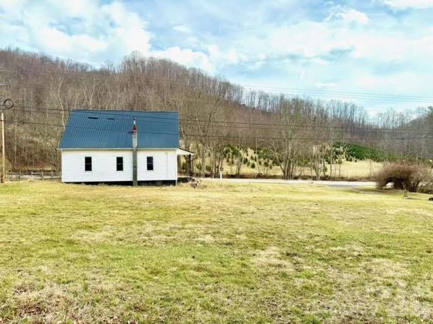 6367 NC 261 Highway, Bakersville, NC 28705.  MLS# CAR4354167, YatesRealty ID 3112. 